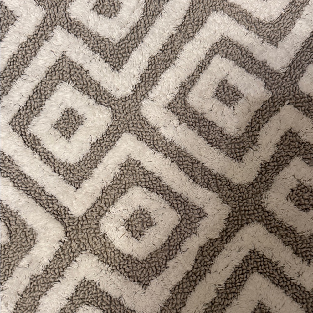 Geometric Patterned Gray and White Rug - Picture 4 of 7